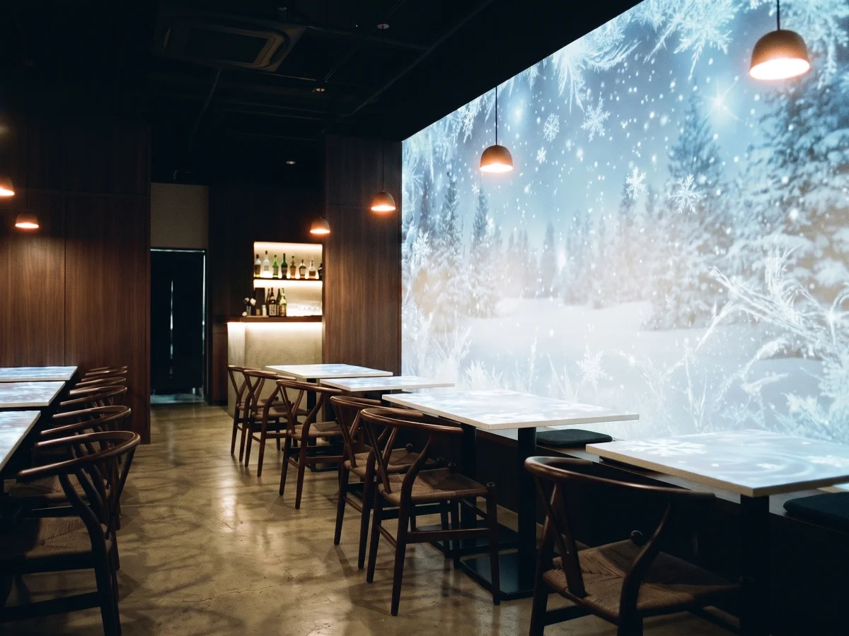 同じ店内に冬の映像を投影した状態（イメージ）